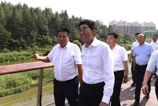 8月10日,巴音朝鲁在辽源市东辽河岸带生态修复工程建设现场调研,实地察看生态治理进展情况。宋锴/摄