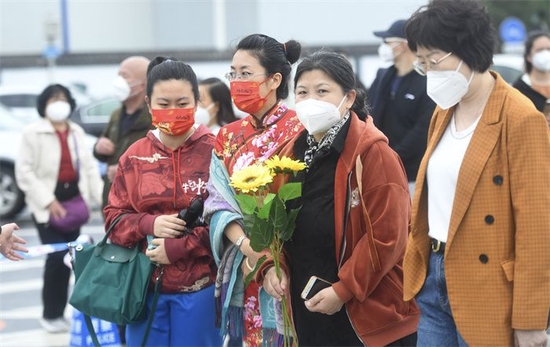 家长们用“旗开得胜”“一举夺魁”好寓意为孩子加油。