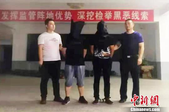 图为警方抓获犯罪嫌疑人。　警方供图 摄