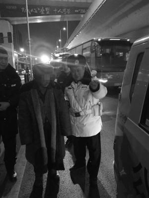 交警送老人回家。 市民供图