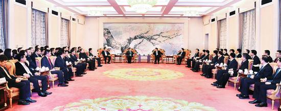 2月22日,省委书记巴音朝鲁,省委副书记、省长景俊海在长春会见京沪粤港企业家一行。本报记者 宋锴 摄