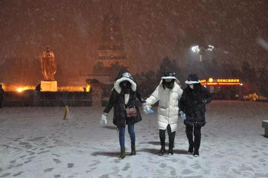 1月3日,古城西安迎2018年首场大雪。