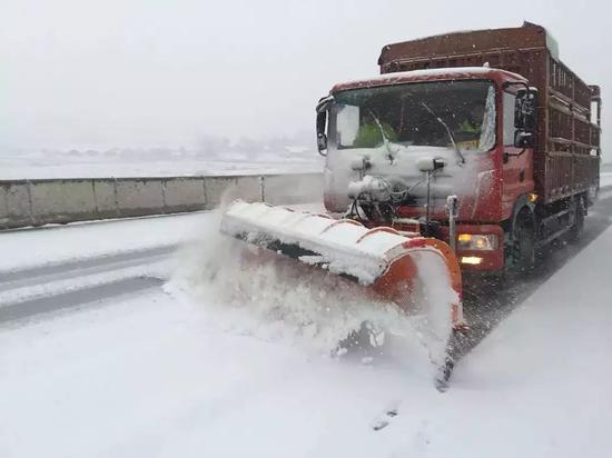 湖北汉十高速应对2018年首场降雪。