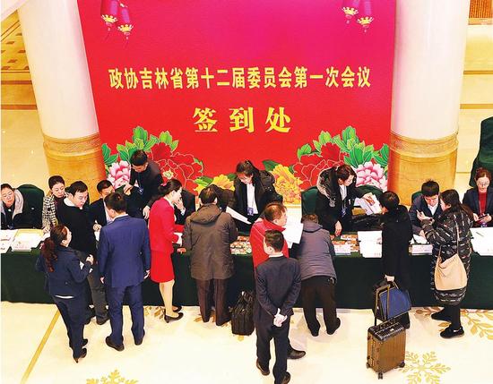 1月23日,省政协委员在长春南湖宾馆报到。 本报记者 王萌 赵博 摄