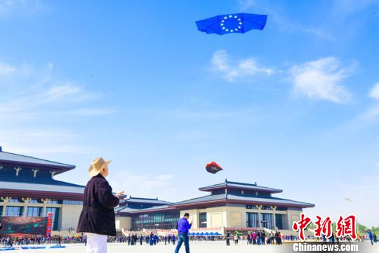 据了解,本届风筝节从4月14日持续至4月19日,活动期间陆续举办风筝放飞表演、风筝放飞比赛、DIY风筝工厂、风筝摄影大赛、千名儿童手绘风筝、废品改造制作风比赛、民间艺术观赏等系列活动。 王斌银 摄