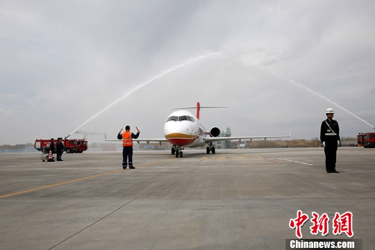 图为ARJ21客机飞抵哈尔滨机场时欢迎的水门仪式。中新社发 张安超 摄