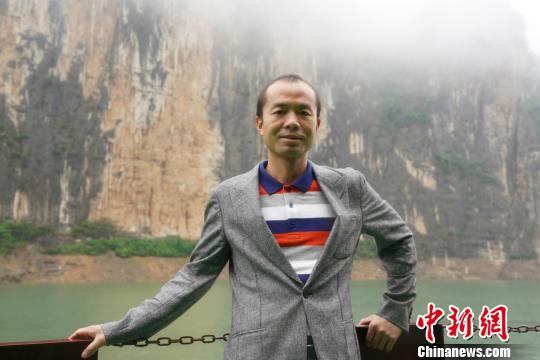 图为雷海为在重庆市奉节县瞿塘峡游览。 王淳熙 摄