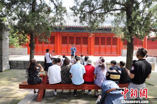 图为,儒学讲师黄永锋当天在现场以“孝”为主题,向广大游客讲授《传承孝敬美德 塑造优良家风》。 刘鸿儒 摄