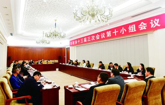 14日,参加长春市政协十三届三次会议的委员们分组讨论政府工作报告。 贾春文 摄