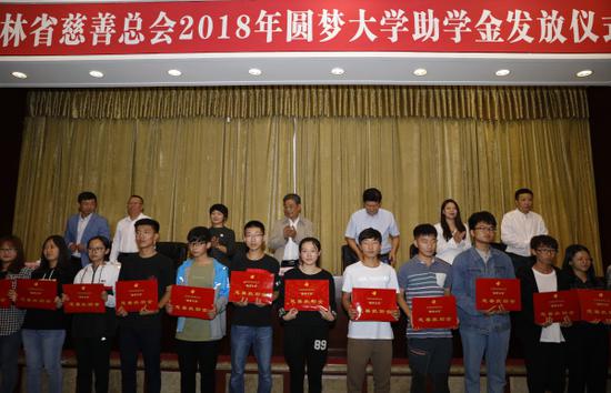 受捐资助学的学生领取助学款