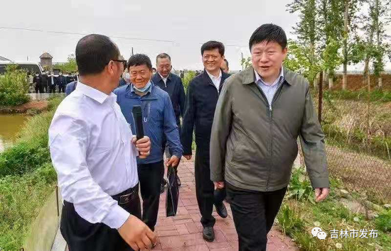 吉林市委书记贺志亮(右一)在昌邑区孤店子镇春新家庭农场,调研家庭农场高质量发展情况。
