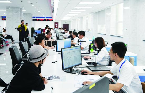 工作人员为群众办理业务。 孙建一 摄