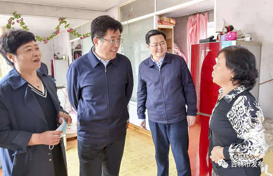 吉林省副省长阿东(左二)在吉林市市长王路(右二)的陪同下在磐石市官马新村了解乡村旅游及村民生产生活情况。