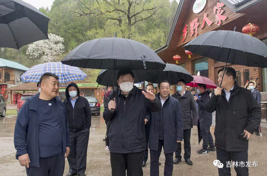 吉林市委书记贺志亮（前左二）在丰满区实地调研乡村旅游工作开展情况。