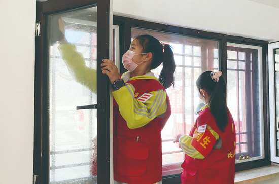 市第三实验小学学生在长春市文庙博物馆,开展卫生清洁活动。 孙建一 摄