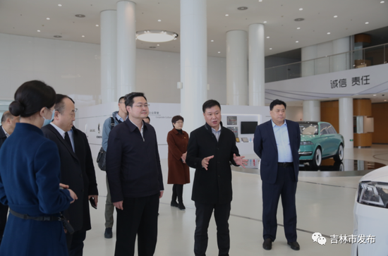 吉林市市长王路(右四)在长城汽车公司考察