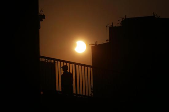 1月6日上午9时许，在东四环拍摄日偏食。摄影/新京报记者 王贵彬