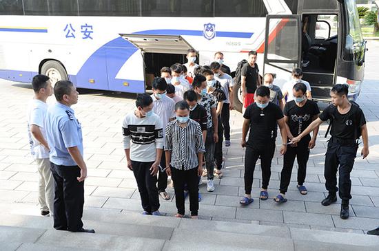 民警将犯罪嫌疑人押解回东阳。蔡伟华供图民警将犯罪嫌疑人押解回东阳。蔡伟华供图