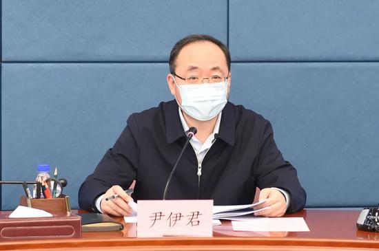 吉林省检察院党组书记、检察长尹伊君主持会议并讲话。