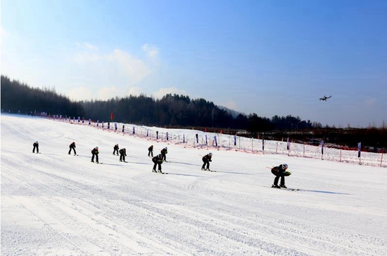 12月11日上午,“滑雪起源地雪舞通化城”2020中国·通化冰雪文化旅游季暨冬季冰雪运动培训体验季,在东昌区金厂镇上龙头雪村滑雪场拉开帷幕。 庞林摄