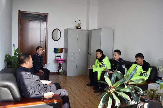 交警大队迅速落实州局会议精神保持队伍纯洁性