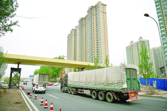 因道路上经过的大货车较多,恒大名都过街天桥比一般过街天桥要高一些。 张扬 摄