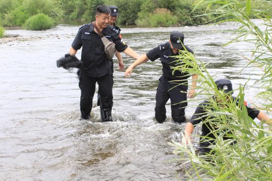 河套内清理捕鱼粘网