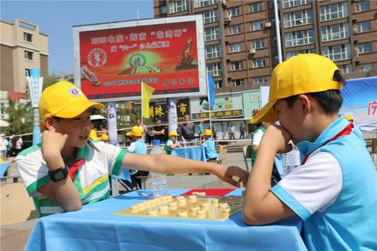 楚河汉界、运子布阵,小选手们展开了一场智力的博弈