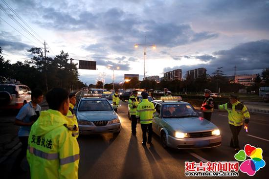 交警设置卡点进行检查 金俞成 摄