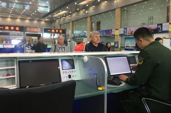 来珲春旅游的俄罗斯游客准备通过珲春口岸回国