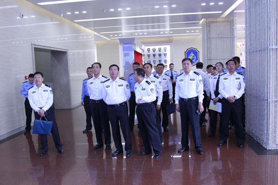 长春市副市长、公安局长吕锋深入刑警支队调研指导刑事技术工作。