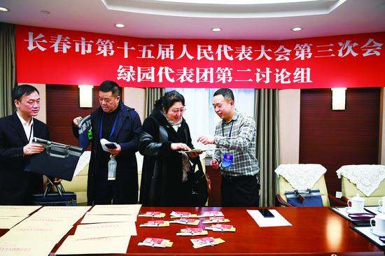 13日9时,参加市十五届人大三次会议的人大代表陆续到驻地报到。 孙建一 李成伟 摄