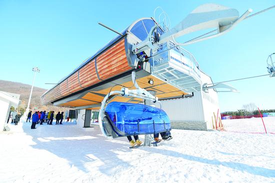 游客在莲花山滑雪场享受滑雪乐趣。 张扬 摄