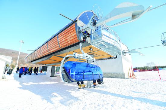 游客在莲花山滑雪场享受滑雪乐趣。 张扬 摄