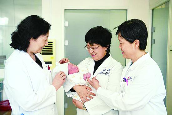 　　15日，我国大陆首例试管婴儿郑萌珠在北京大学第三医院顺利产子，北医三院院长乔杰怀抱新生儿。 （新华社发）