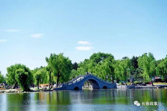 21日，夏至，长春市最高气温24℃，蓝天白云下，风景秀美的南湖公园吸引大批游人
