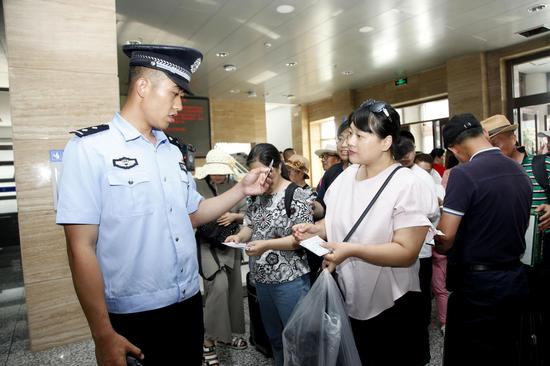 7月19日，吉林图们口岸，边检民警现场接受游客咨询。