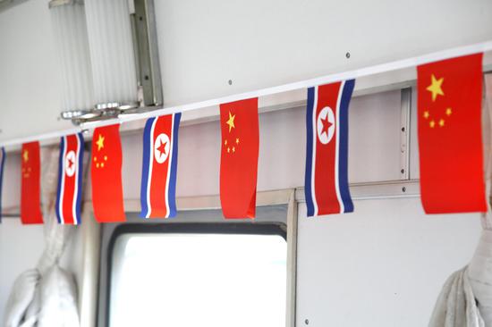 7月19日，吉林图们，赴朝旅游专列内悬挂着中朝国旗。