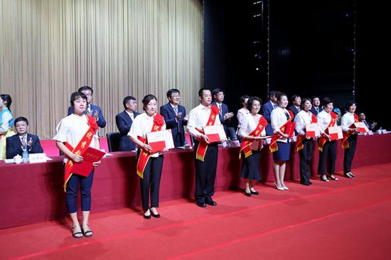 延吉市召开教师节表彰大会 318名先进受表彰