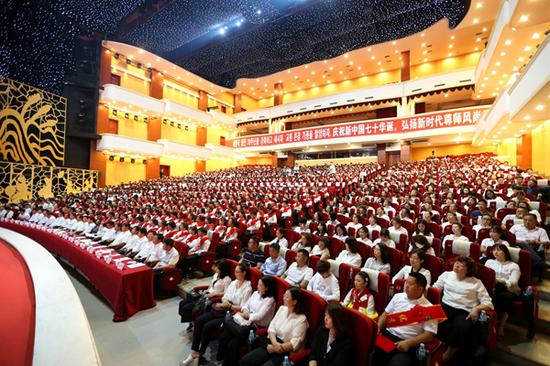 延吉市召开教师节表彰大会 318名先进受表彰
