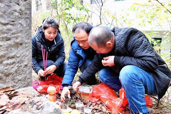 黄海龙烈士遗属抵达湖南邵东市后到烈士墓前祭扫先烈