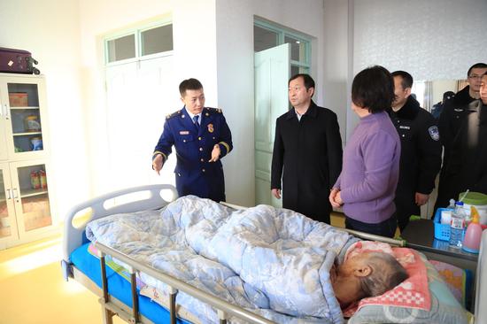 检查组在延吉市新生命护理院检查消防安全 付杨 摄