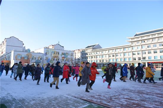 河南小学组织学生开展冬季长跑活动