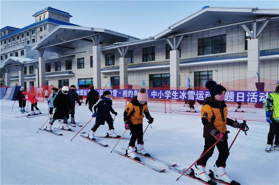 中央小学学生到梦都美体验滑雪