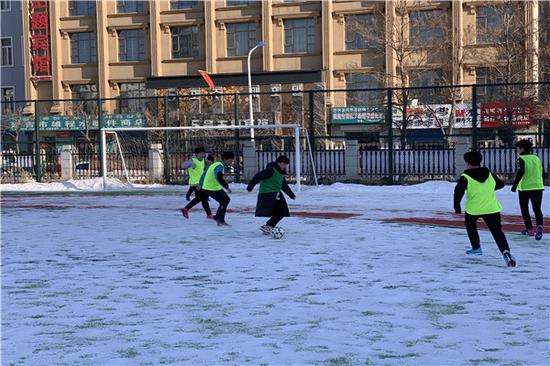 第五中学开展雪地足球比赛活动