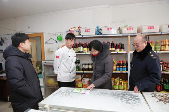 联合检查组在海兰江釜山石锅饭开展食盐专项检查