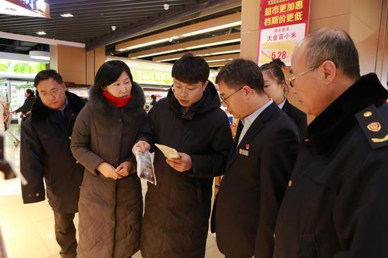 联合检查组在百货大楼超市开展食盐专项检查