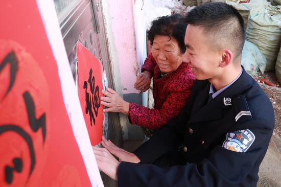 民警与群众贴春联