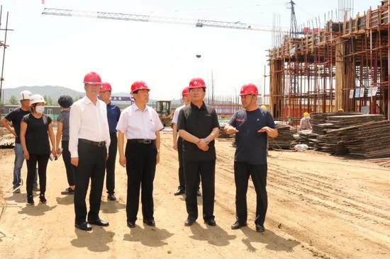 图为王冰在白山经济开发区吉浙对口合作示范园标准化厂房建设现场调研