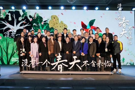 3月3日,由中国电影家协会指导,长影集团等单位联合出品的电影《没有一个春天不会来临》在“英雄城市”武汉正式开机。长影集团纪委书记冷国红出席开机发布会。该片由陈道明担任总策划,黄渤监制,集结了周冬雨、宋小宝、潘斌龙、尹昉、郑罗茜等众多实力演员,通过五个人物故事谱写出抗疫时代小人物笑泪与共的真实生活,向现实中的平凡英雄致敬。